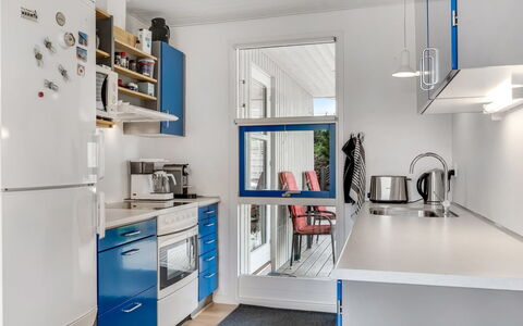 Jale - 300M from the Sea: Cocina, Aparato De Cocina, Electrodoméstico, Mostrador, Diseño De Interiores, Piso, Techo, Electrodoméstico, Gabinetes, Mueble