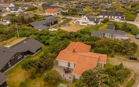 Jale - 300M from the Sea: Barrio Residencial, Casa, Techo, Casa, Paisaje, El Terreno Del Lote, Suburbio, Llanura, Vista Panorámica, Fotografía Aérea