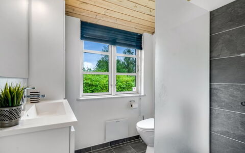 Söffren - 450M to the Fjord: Arreglo De Tubería, Piso, Baño, Suelo, Diseño De Interiores, Plomería, Grifo, Lavabo, Baño, Techo