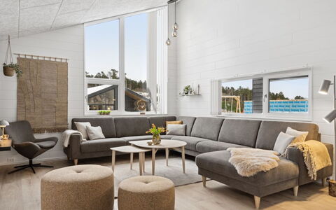 Filippine - 800M from the Sea: Piso, Diseño De Interiores, Sala, Mueble, Casa, Sofá, Comodidad, Mesa De Café