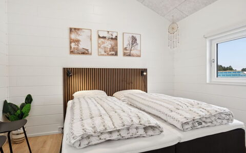 Filippine - 800M from the Sea: Habitación, Cama, Madera, Diseño De Interiores, Lecho, Sábana, Suelo, Piso, Mueble, Marco De La Cama