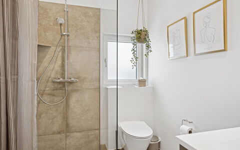 Filippine - 800M from the Sea: Baño, Piso, Pared, Arreglo De Tubería, Diseño De Interiores, Suelo, Baño, Asiento Del Baño, Techo, Plomería