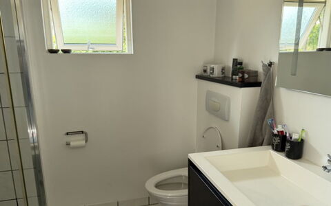 Alkmar - from the Sea: Arreglo De Tubería, Piso, Baño, Suelo, Diseño De Interiores, Plomería, Lavabo Del Baño, Grifo, Lavabo, Baño