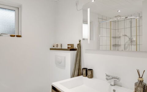 Alkmar - from the Sea: Pared, Diseño De Interiores, Arreglo De Tubería, Piso, Suelo, Espejo, Baño, Techo, Grifo, Habitación