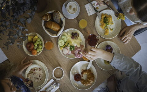 Viehhofen 1: Comida, Vajilla, Ingrediente, Vajilla, Mesa, Utensilios Para Servir, Plato, Mueble, Fruta