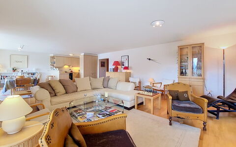 Résidence Mila N°2: Mueble, Diseño De Interiores, Piso, Suelo, Sofá, Techo, Madera, Habitación, Sala, Mesa