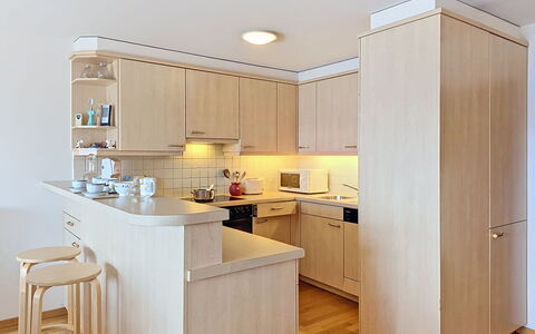 Résidence Mila N°2: Mueble, Gabinetes, Mostrador, Cocina, Madera, Aparato De Cocina, Diseño De Interiores, Piso, Suelo, Alacena