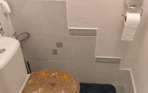 Elizabeth: Asiento Del Baño, Baño, Arreglo De Tubería, Baño, Suelo, Piso, Diseño De Interiores, Plomería, Habitación, Loseta
