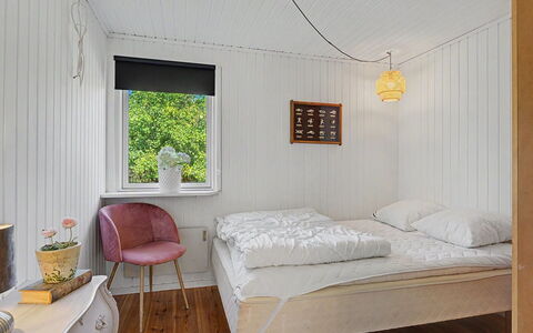 Leve - 300M from the Sea: Diseño De Interiores, Habitación, Pared, Cama, Piso, Suelo, Madera, Techo, Mueble, Sábana