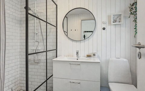 Leve - 300M from the Sea: Baño, Pared, Arreglo De Tubería, Diseño De Interiores, Piso, Suelo, Baño, Plomería, Lavabo Del Baño, Loseta