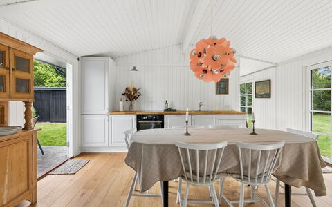 Brynja - 2.5Km from the Sea: Madera, Piso, Diseño De Interiores, Techo, Suelo, Mueble, Suelos De Madera, Cocina Y Comedor Mesa, Lámpara, Comedor