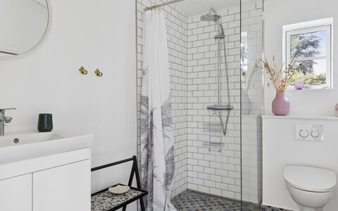 Brynja - 2.5Km from the Sea: Baño, Piso, Arreglo De Tubería, Diseño De Interiores, Suelo, Baño, Loseta, Plomería, Asiento Del Baño, Habitación