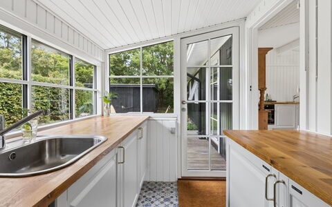 Brynja - 2.5Km from the Sea: Madera, Piso, Diseño De Interiores, Cocina, Casa, Mostrador, Gabinetes, Aparato De Cocina, Manchas De Madera, Techo