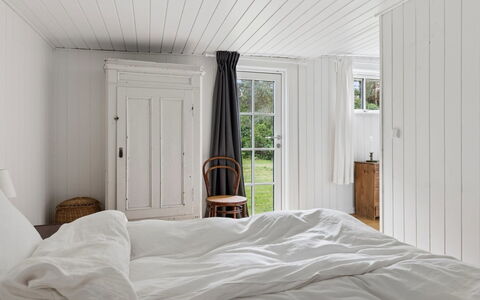 Brynja - 2.5Km from the Sea: Habitación, Madera, Diseño De Interiores, Piso, Mueble, Techo, Suelo, Cama, Sábana, Lecho