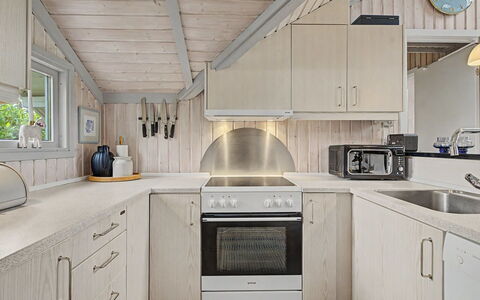 Aleksis - 900M from the Sea: Cocina, Madera, Techo, Mostrador, Piso, Diseño De Interiores, Casa, Aparato De Cocina, Suelo, Electrodoméstico