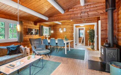 Marjanna - 500M to the Fjord: Madera, Casa, Techo, Diseño De Interiores, Cabaña, Cuarto De Troncos, Mueble, Puerta, Sala, Madera Dura