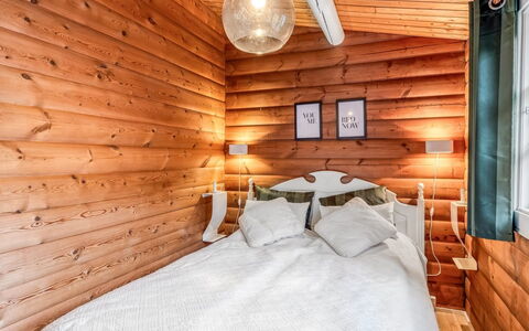 Marjanna - 500M to the Fjord: Madera, Habitación, Casa, Cama, Mueble, Diseño De Interiores, Encendiendo, Techo, Sábana, Manchas De Madera