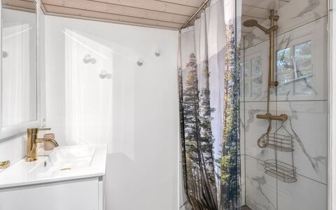 Marjanna - 500M to the Fjord: Diseño De Interiores, Piso, Baño, Arreglo De Tubería, Suelo, Techo, Plomería, Habitación, Cortina De La Ducha, Baño