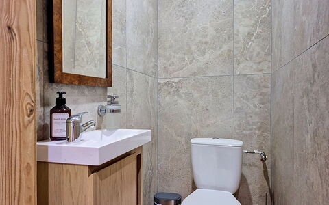 Ozer: Asiento Del Baño, Baño, Arreglo De Tubería, Pared, Baño, Piso, Lavabo, Diseño De Interiores, Suelo, Plomería