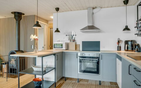 Inola - 400M to the Fjord: Cocina, Mueble, Diseño De Interiores, Mostrador, Aparato De Cocina, Piso, Madera, Techo, Gabinetes, Lámpara