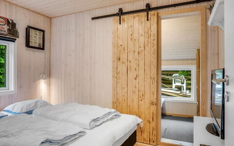 Inola - 400M to the Fjord: Habitación, Madera, Cama, Diseño De Interiores, Piso, Techo, Suelo, Sábana, Lecho, Habitación