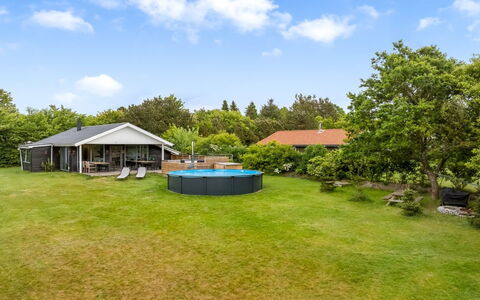 Inola - 400M to the Fjord: Jardín, El Terreno Del Lote, Casa, Sombra, Césped, Inmuebles, Cabaña, Ocio, Casa De Campo, Piscina