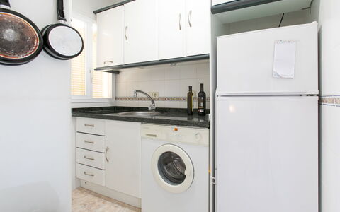 Gondolas Tropical: Electrodoméstico, Cocina, Aparato De Cocina, Mostrador, Gabinetes, Piso, Diseño De Interiores, Electrodoméstico, Arreglo De Tubería, Suelo