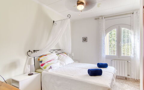 Girasol: Mueble, Cama, Diseño De Interiores, Habitación, Suelo, Piso, Pared, Madera, Lecho, Techo