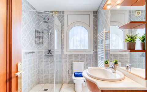 Schöne: Diseño De Interiores, Piso, Arreglo De Tubería, Suelo, Techo, Baño, Plomería, Casa, Loseta, Mueble De Baño