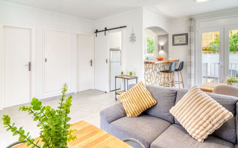 Antonia: Mueble, Diseño De Interiores, Sofá, Piso, Pared, Suelo, Madera, Sala, Techo, Habitación