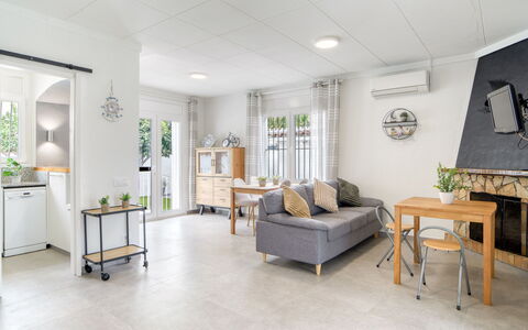 Antonia: Piso, Diseño De Interiores, Suelo, Mueble, Techo, Habitación, Casa, Suelos De Madera, Departamento, Sala