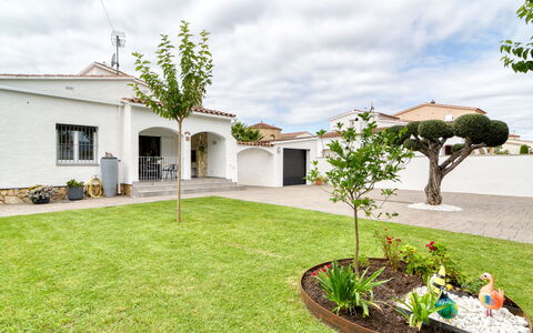 Antonia: Barrio Residencial, Casa, Casa, Jardín, El Terreno Del Lote, Inmuebles, Paisajismo, Entrada De Coches, Césped