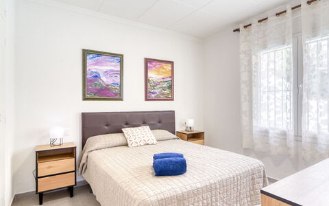 Antonia: Mueble, Cama, Diseño De Interiores, Habitación, Lecho, Sábana, Suelo, Piso, Madera, Linos