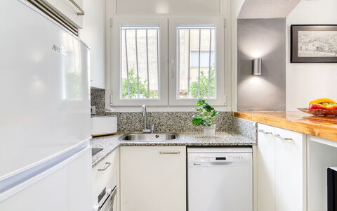 Antonia: Aparato De Cocina, Cocina, Mostrador, Electrodoméstico, Electrodoméstico, Gabinetes, Diseño De Interiores, Mueble, Refrigerador, Casa