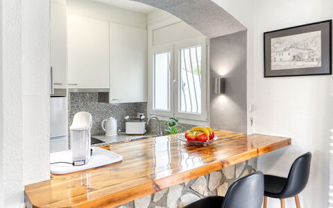 Antonia: Mueble, Diseño De Interiores, Madera, Piso, Mostrador, Cocina, Techo, Encendiendo, Casa, Suelo