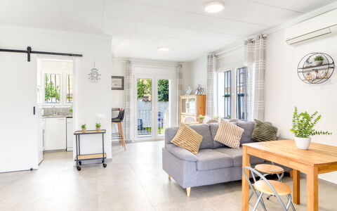 Antonia: Piso, Mueble, Diseño De Interiores, Sofá, Suelo, Sala, Habitación, Casa, Mesa, Techo