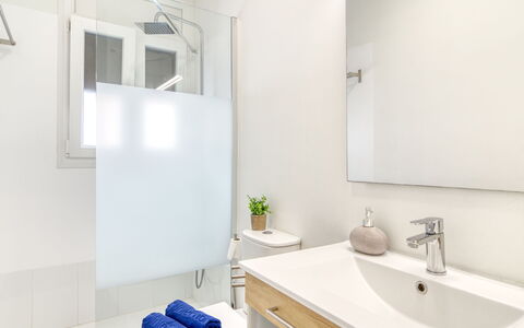 Antonia: Diseño De Interiores, Piso, Arreglo De Tubería, Suelo, Baño, Grifo, Casa, Habitación, Plomería, Espejo
