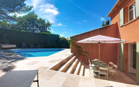 Lou Parpaiou: Piscina, Azul, Barrio Residencial, Mueble Para Exteriores, Casa, Sombra, Material Compuesto, Recurso, Jardín, Paisajismo