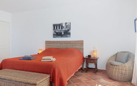 Lou Parpaiou: Mueble, Diseño De Interiores, Cama, Suelo, Piso, Habitación, Pared, Madera, Sábana, Habitación