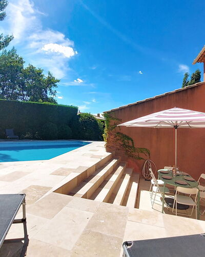 Lou Parpaiou: Piscina, Azul, Barrio Residencial, Mueble Para Exteriores, Casa, Sombra, Material Compuesto, Recurso, Jardín, Paisajismo