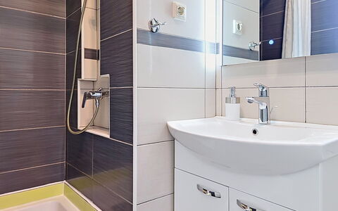 Bliss: Baño, Arreglo De Tubería, Diseño De Interiores, Piso, Lavabo Del Baño, Suelo, Lavabo, Grifo, Plomería, Espejo
