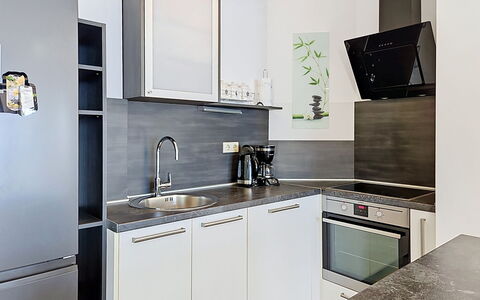 Bliss: Aparato De Cocina, Cocina, Mostrador, Gabinetes, Electrodoméstico, Mueble, Diseño De Interiores, Electrodoméstico, Piso, Madera