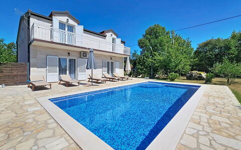 Ivana: Piscina, Barrio Residencial, Material Compuesto, Recurso, Inmuebles, Sombra, Villa, Eco Hotel, Hotel, Ciudad De Vacaciones