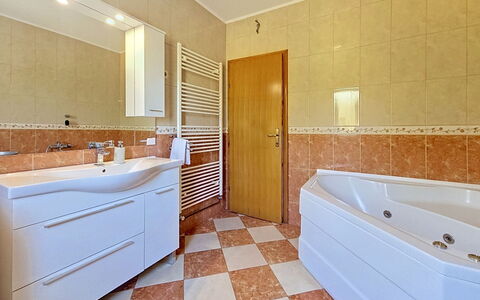 Ivana: Piso, Suelo, Diseño De Interiores, Arreglo De Tubería, Techo, Habitación, Plomería, Loseta, Grifo, Baño