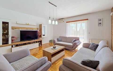 Ivana: Mueble, Diseño De Interiores, Sofá, Piso, Suelo, Sala, Habitación, Madera, Techo, Mesa