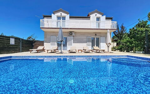 Ivana: Piscina, Recurso, Inmuebles, Paraguas, Sombra, Hotel, Villa, Mueble Para Exteriores, Thermae, Ciudad De Vacaciones