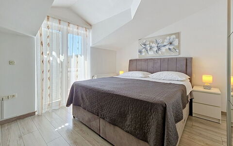 Ivana: Mueble, Diseño De Interiores, Piso, Suelo, Cama, Habitación, Techo, Textil, Habitación, Encendiendo
