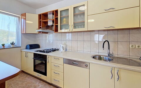 Ivana: Mostrador, Gabinetes, Cocina, Madera, Piso, Aparato De Cocina, Diseño De Interiores, Mueble, Electrodoméstico, Habitación