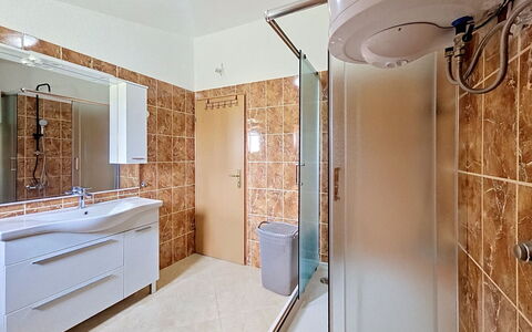 Ivana: Piso, Arreglo De Tubería, Diseño De Interiores, Suelo, Baño, Lavabo Del Baño, Lavabo, Techo, Grifo, Espejo