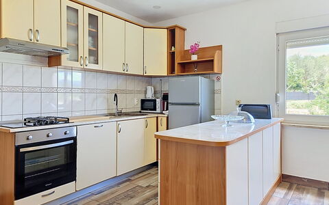 Ivana: Cocina, Aparato De Cocina, Mostrador, Gabinetes, Piso, Electrodoméstico, Madera, Diseño De Interiores, Mueble, Suelo